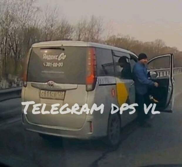 Драка на трассе: в Приморье иностранцы на минивэнах перекрыли движение