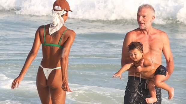 59-летнего Венсана Касселя сняли на пляже с молодой женой