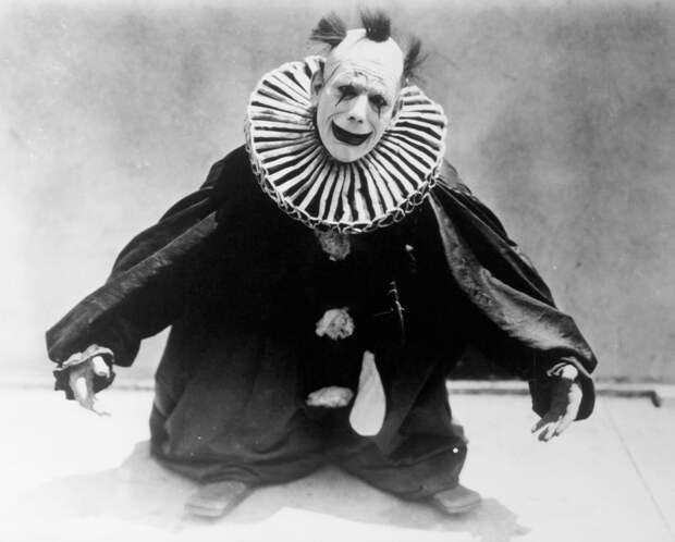 7. Актер Лон Чейни в роли несчастного клоуна в немом триллере MGM 1924 года "Тот, кто получает пощечины" винтажное фото, мистика, ретро фото, ретро фотографии, смерть, старинные фотографии, трагедия