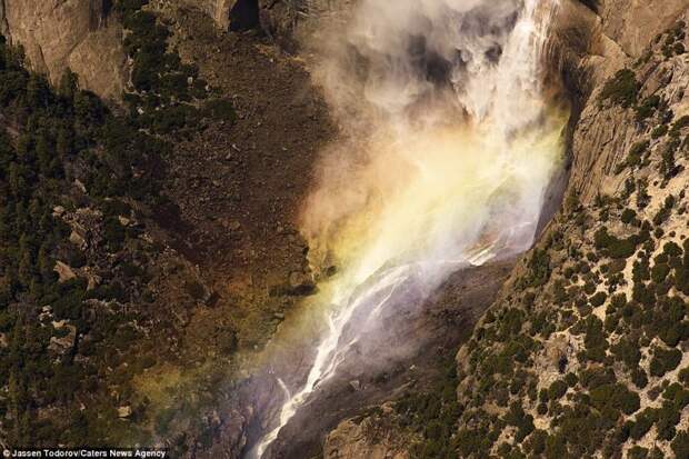 Водопад в Йосемитском национальном парке, штат Калифорния аэросъемка, аэросъёмка, аэрофотография, пейзажи, с высоты, с высоты птичьего полета, сша, фотограф