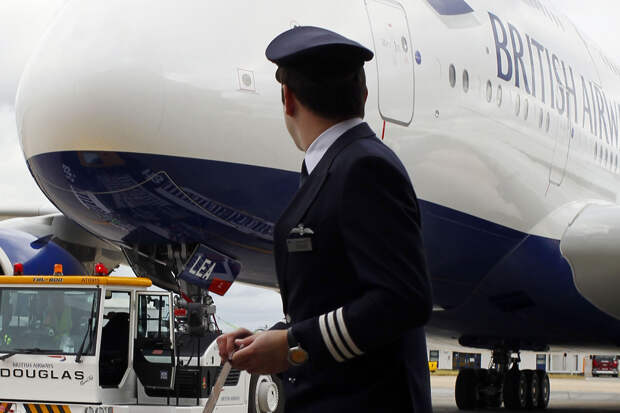 Пилот встречался со стюардессами, тайно записывал секс с ними на видео и выкладывал в сеть