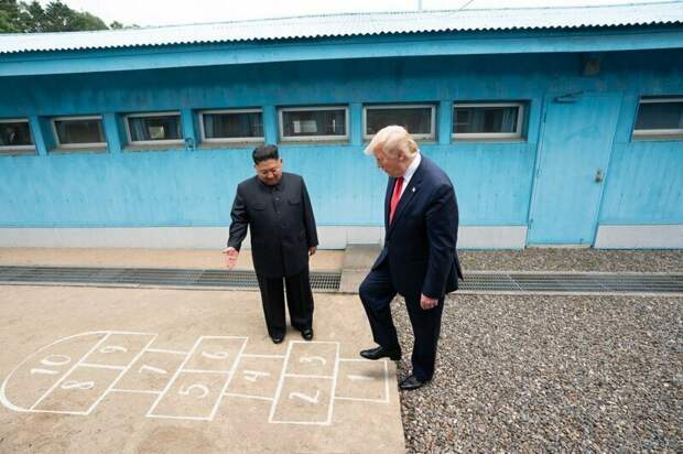 Недавняя встреча Трампа с Ким Чен Ыном обросла толстым слоем фотожаб визит трампа в корею, ким чен ын, мемы, политика, трамп, фотожабы