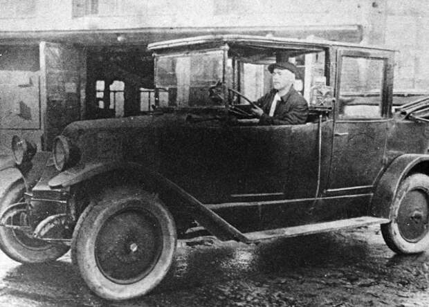 Московское такси в середине 20-х годов прошлого века. 1925 год.