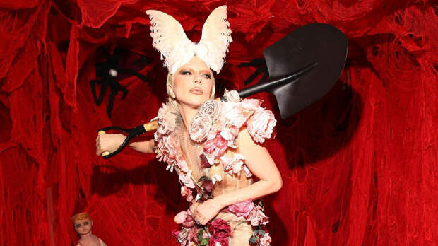 «Мясное платье» было лишь началом: яркие образы Леди Гаги
