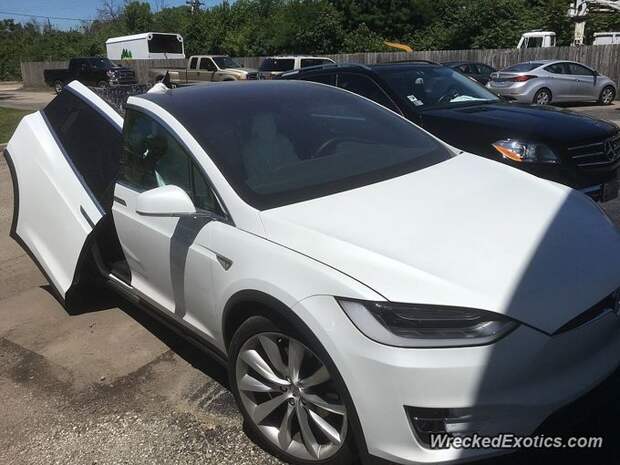 Двери Tesla Model X не переживут выезд из гаража