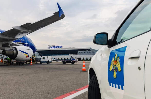 Багаж с «сюрпризом» по пути в Рим: гражданку Италии задержали в аэропорту с контрабандным товаром