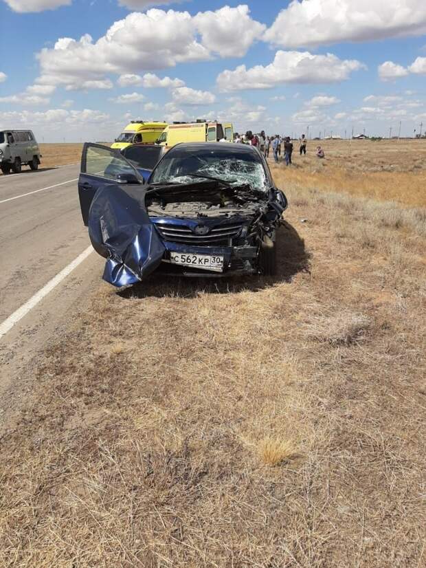 Под Астраханью Toyota перевернула бортовую «ГАЗель» с людьми в кузове