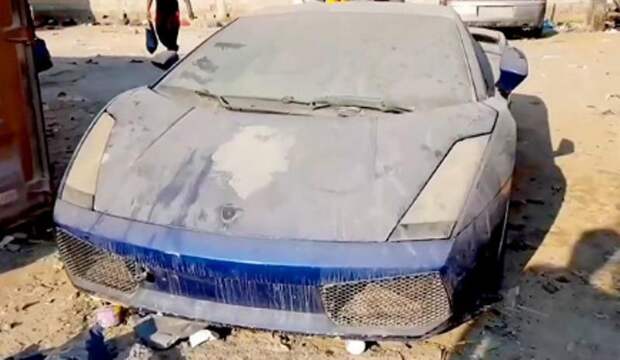 Кладбище суперкаров. Тысячи роскошных автомобилей, включая Rolls-Royce, Ferrari и Bentley, гниют на свалке в Шардже