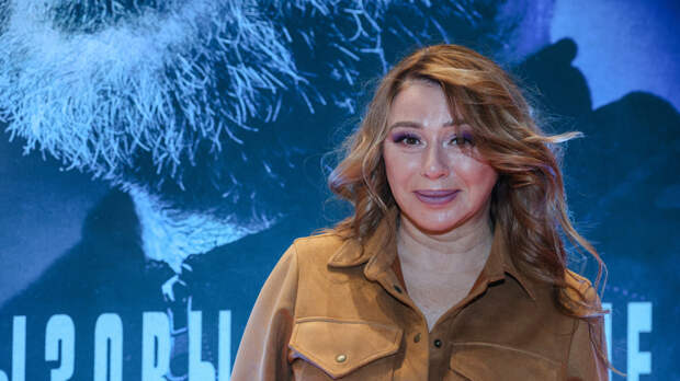 «Я была хорошей девочкой»: Апина оголила бедра в эффектном наряде