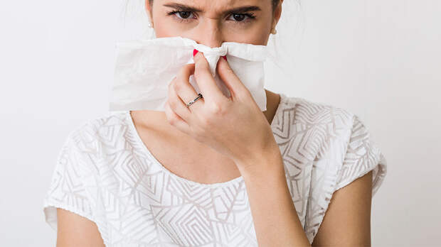 Не только слабые сосуды: эксперт объяснил, почему нельзя игнорировать кровь из носа