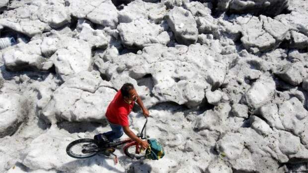 Из-за града мексиканский город превратился в ледник