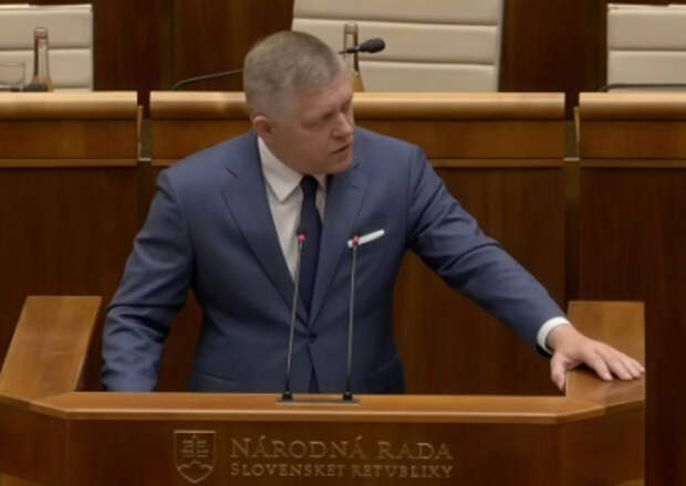 Русские встают на колени только тогда, когда завязывают шнурки — Фицо Русские встают на колени только тогда, когда завязывают шнурки — Фицо