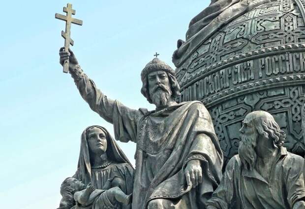 Владимир Креститель на памятнике "Тысячелетие Руси" (Великий Новгород)