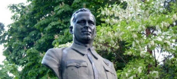 На Украине осквернили могилу писателя Аркадия Гайдара На Украине осквернили могилу писателя Аркадия Гайдара