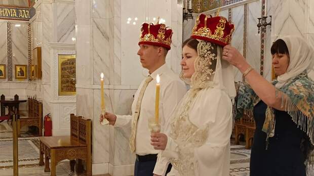 Чтобы Бог оберегал семью: боец СВО повел под венец супругу