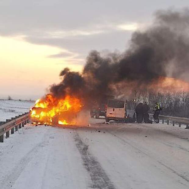 Микроавтобус столкнулся с легковым авто недалеко от КПП Должанская. Три человека пострадали, из них двое — в реанимации.
