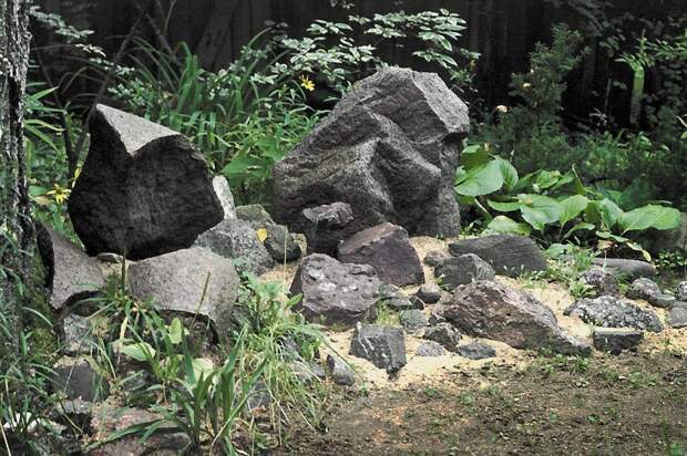 Камни в саду олицетворяют строгое мужское начало