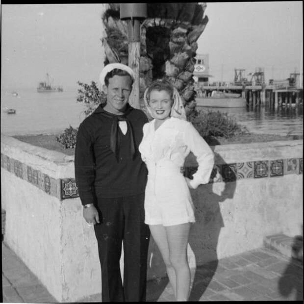 Джеймс Догерти, теперь моряк, стоит с женой возле учебного лагеря. Мерилин Монро, норма джин, ретро, фото