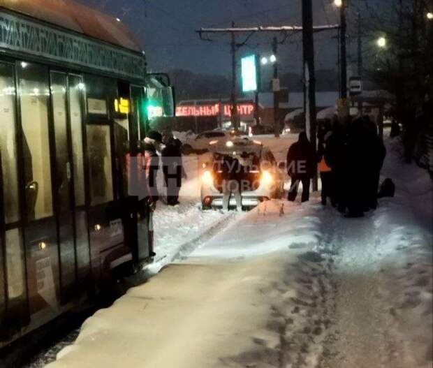 В Мясново автомобиль застрял на трамвайных путях, создал затор для трамваев