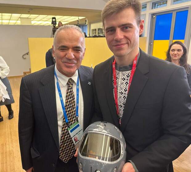 Два придурка со шлемом