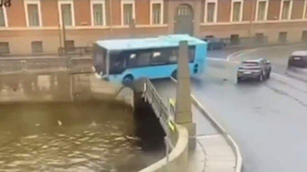 Момент падения автобуса в реку / Фото: соцсети