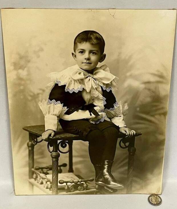 Очаровательные малыши в лучших нарядах также позировали именитому фотографу. | Фото: democratandchronicle.com. Очаровательные малыши в лучших нарядах также позировали именитому фотографу. | Фото: democratandchronicle.com.