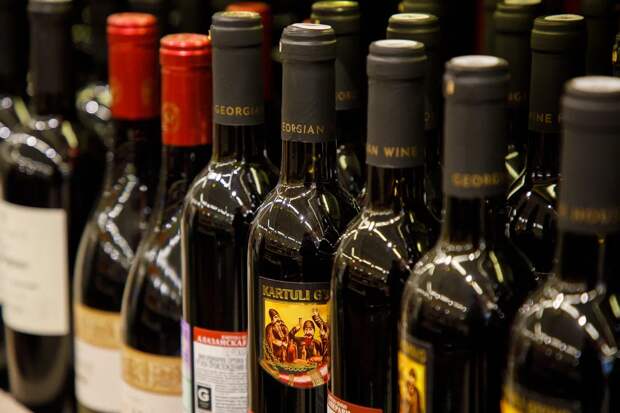 Запрет на дистанционную продажу вина предложили снять в России
