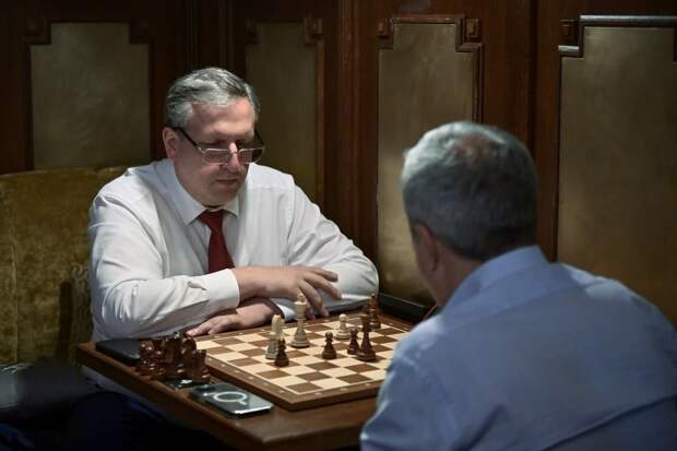 Председатель петербургского Горизбиркома Мейксин сыграл в шахматы на ПМЭФ