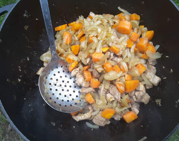 Тушеная картошка с грибами и мясом в казане Тушеная картошка с грибами и мясом в казане