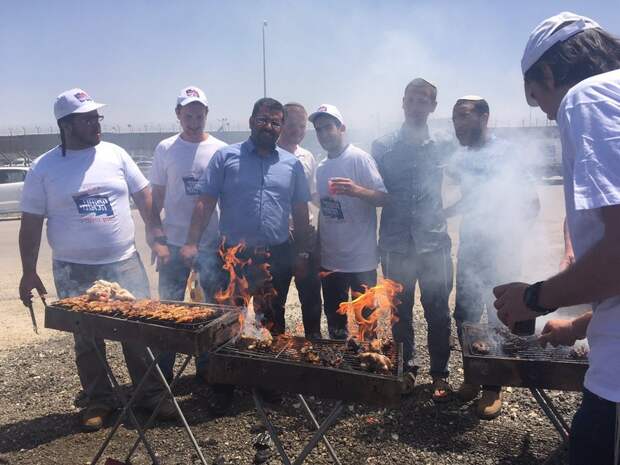 Израильтяне пожарили шашлык у стен тюрьмы с голодающими террористами