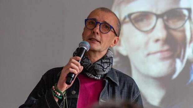 Большой художник является камертоном времени…