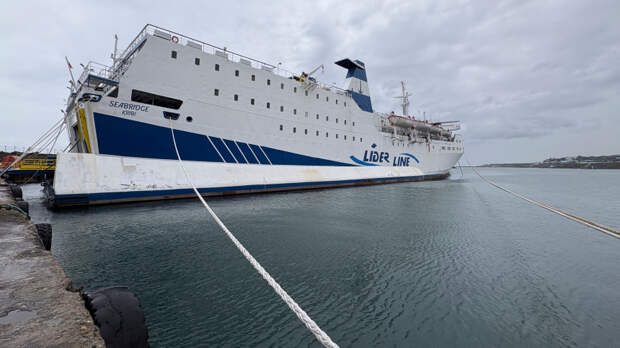 Паром из Турции больше 11 часов не может войти в порт Сочи