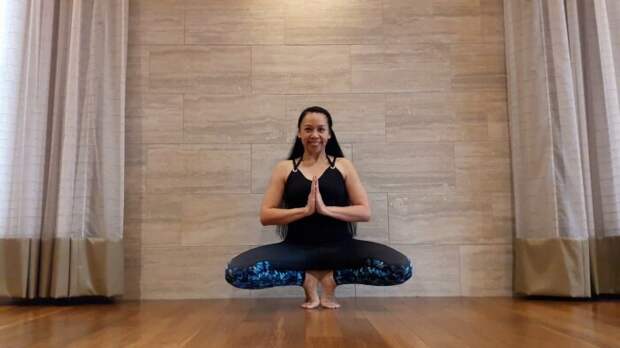 Упражнение для стройных ног. / Фото: youtube.com Упражнение для стройных ног. / Фото: youtube.com