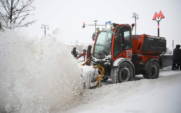 На Москву обрушились снегопады. Как столица переживает погодный апокалипсис?