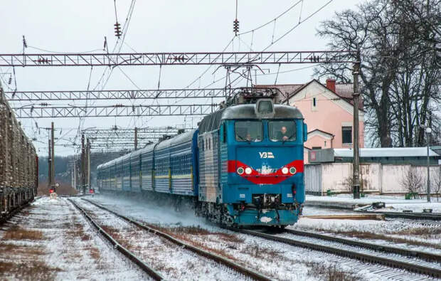 Украинские ресурсы: В результате ударов российских дронов поврежден участок железной дороги в Киевской области