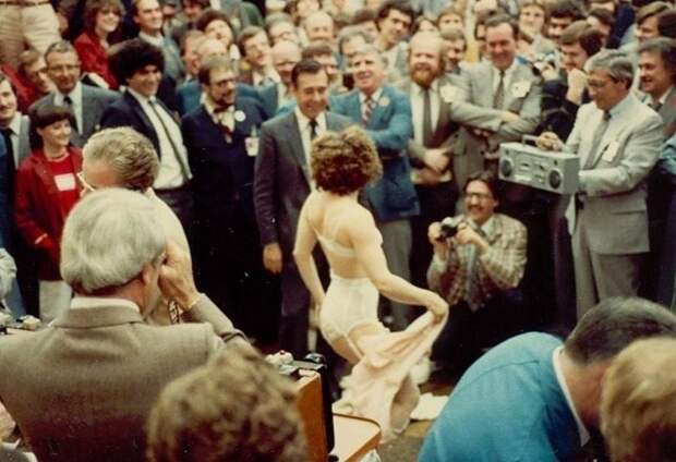 Стриптизерша в торговом зале Фондовой биржи Торонто, конец 1970-х  знаменитости, история, фото