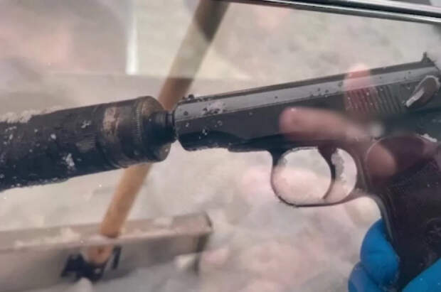 ФСБ показала пистолет, из которого пытались убить генерала Алексеева