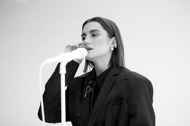 Певица Mona выступила за брачные контракты