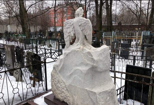 Памятник на могиле писателя Михаила Пришвина до реставрации. Фото: Мобильный репортер / АГН «Москва»