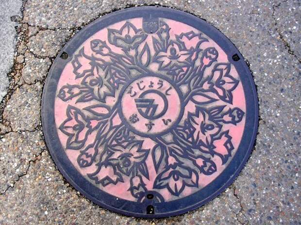 Необычные крышки люков на дорогах в Японии