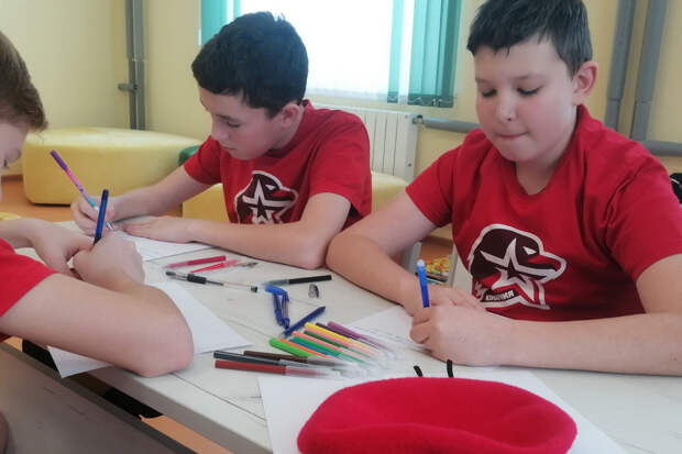 Юнармейцы Новосибирской области написали письма участникам СВО в рамках Всероссийской акции «Письмо солдату»