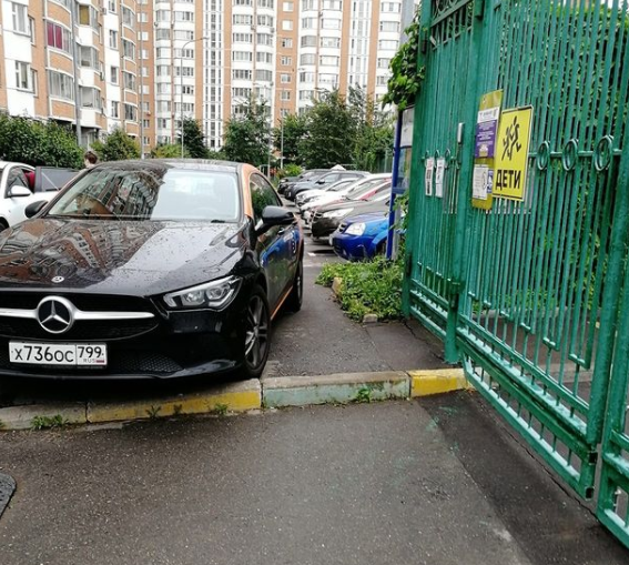 Жители Северного возмущены парковкой авто возле школы