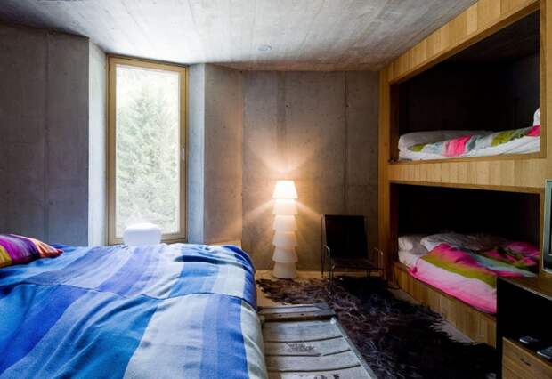 Одна из спальных комнат нетривиальной виллы, расположенной под землей (деревня Вальс, Швейцария). | Фото: fotos.habitissimo.com.br.