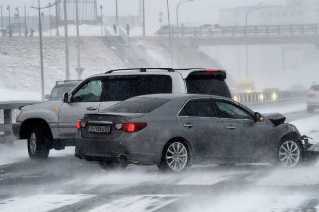 В Курской области "КамАЗ" столкнулся с Нивой, три человека пострадали