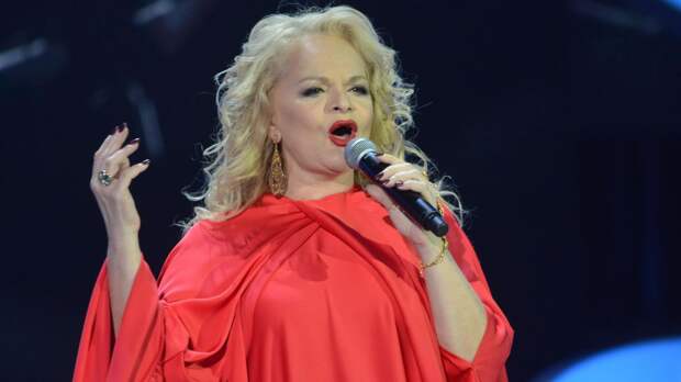 Продюсер объяснил, почему зрители вышли из зала, когда пела Лариса Долина: «Ведёт себя так, будто носит корону»