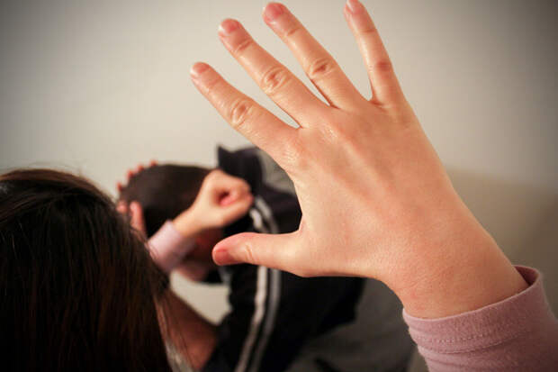 На Урале мать избила восьмилетнего сына на детской площадке