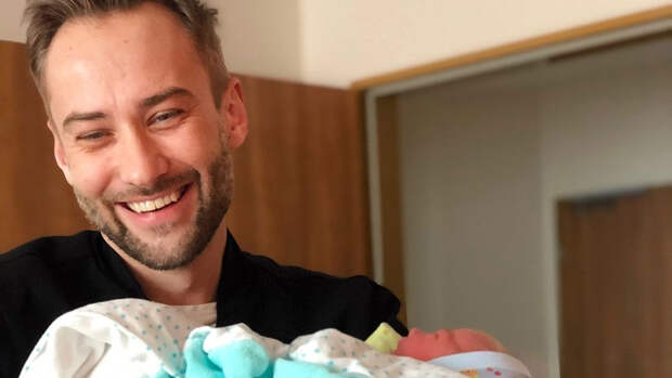 Дмитрий Шепелев с новорожденным сыном