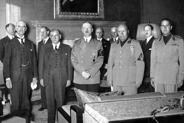 На фото слева направо: Чемберлен, Даладье, Гитлер, Муссолини и Чиано. Фото: wikipedia.org