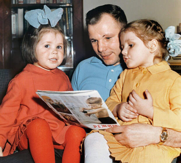Юрий Гагарин с дочерьми Еленой и Галей семья, слушают, фото