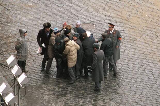 Милиция и прохожие задерживают на Красной площади жителя Ленинграда Александра Шмонова. Во время праздничной демонстрации он произвел два выстрела из обреза охотничьего ружья с намерением убить президента СССР Михаила Горбачева. 7 ноября 1990 года.